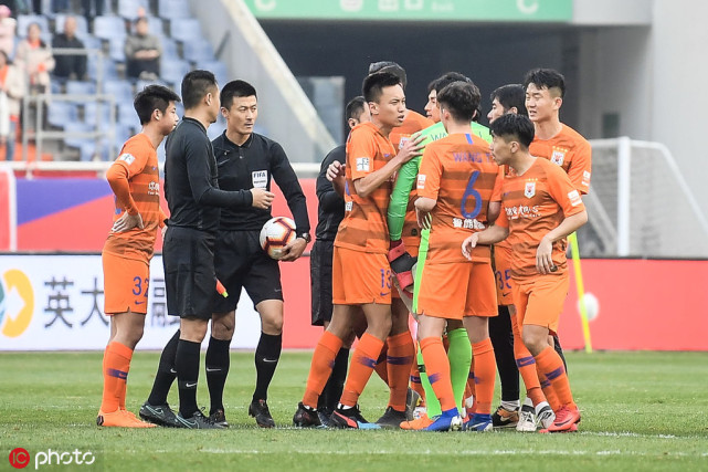  德甲出现大规模球迷冲突比赛一度被推迟  