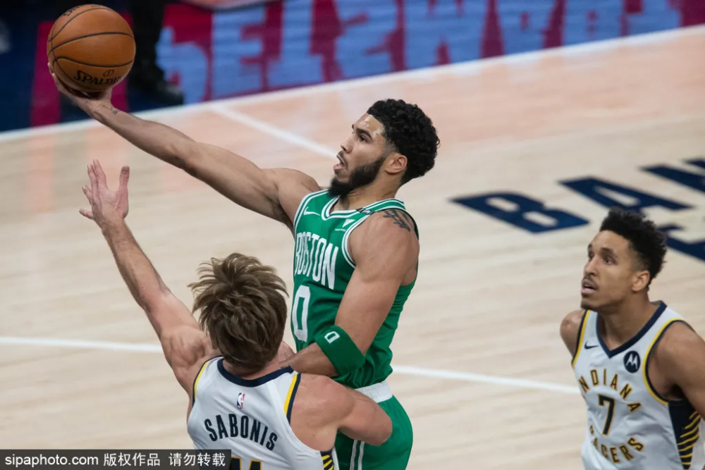  霍勒迪压哨三分，雄鹿1分险胜凯尔特人  